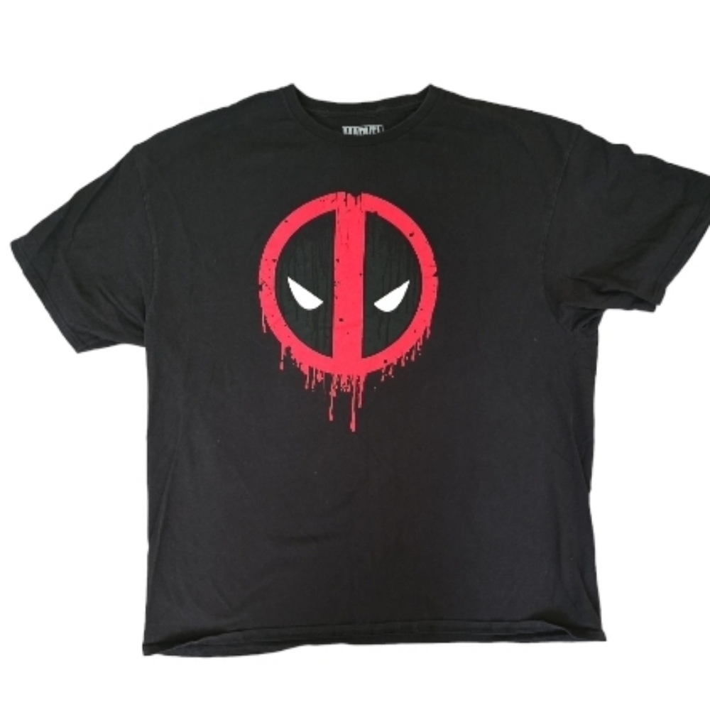 Deadpool Men’s T-Shirt - Dripping Classic Slant Eyed Logo (2XLarge) Black & Red